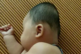 矫正婴儿睡扁头的最佳时间只有两个月！90%的新手父母都搞错啦视频封面