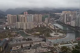 登上城市的制高点，一览美丽的山水桥城，黔南州都匀市视频封面