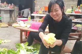 白菜太多，开水煮一煮，晒干，来年没有菜吃的时候再拿出来