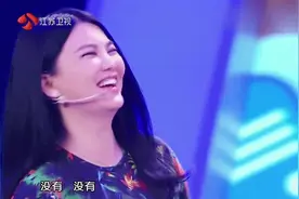 何炅单手抱李湘：她不重，抱完回头对陆毅说加油，爆笑全场！视频封面