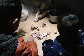宝贝过大年，5岁哥哥表演魔术大变猪头肉，2岁妹妹也要尝试一把视频封面