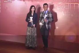 又一个宠儿狂妈上线！  BABY每天为儿子拍照想当摄影师视频封面