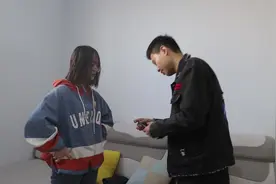 结婚当天妻子来例假，丈夫帮她拿东西，打开她的包，当场发了火视频封面