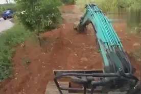 挖掘机学徒第一天开车，老司机一边吃午饭，一边教他！-