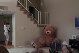 恶搞：丈夫躲进大熊玩偶中闹出动静，吓得妻子抱起孩子赶紧逃离！视频封面