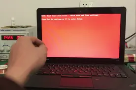 这台联想电脑开机屏幕红彤彤的，就像喝醉酒，老厮一巴掌给他醒酒