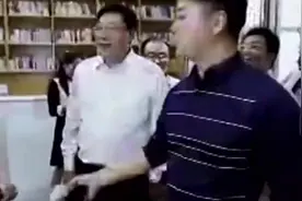 领导亲自接待刘强东跟他聊天，刘强东一句话也没回视频封面