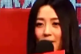 42岁杨童舒全家曝光，神秘老公背景强大，早产儿子调皮名字有趣视频封面