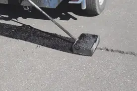 看看国外工人是如何修复裂开的沥青路面的！视频封面