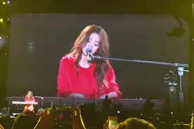 陈绮贞音乐节现场弹唱经典歌曲，四十岁的女人原来可以这么美！视频封面
