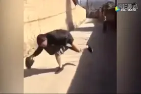 熊孩子的整蛊，裤子都被你撕掉了，屁股会被揍开花吧！图片