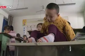 榜样：无臂男孩仅凭双脚 成为班级双优生视频封面