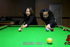 小伙教女友打台球，台球厅老板却一直偷看，原因太逗了