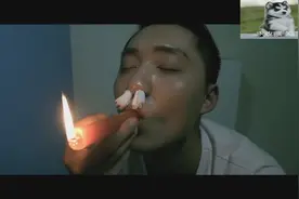 男子上厕所忘了带烟，隔壁间突然递过来一支，结果男子被吓尿了！视频封面