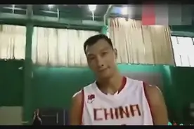 易建联、余文乐和黑人打篮球, 易建联骑扣黑人, 余文乐一旁乐坏视频封面