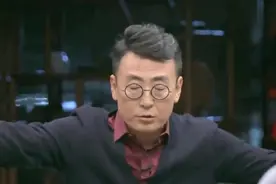 窦文涛讲亲身经历，机场大厅几乎都是女孩子，在等她们的偶像！