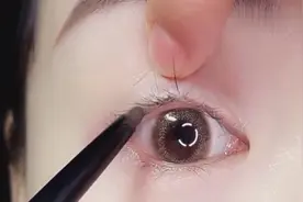 画好眼线睡觉不晕染！内眼线是从中间开始画的，这样才能更漂亮！