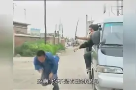 50岁农民工找工头要钱, 钱没要到还被一路追着打, 看的真气人视频封面