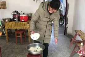 农村婆婆做传统小吃，将糯米浸泡1个多月，变臭后做美味糯米花片