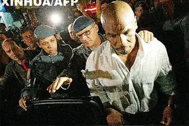 拳王泰森街头打架合集，偷袭摄影师被抓，怒打刘易斯保镖！等等图片