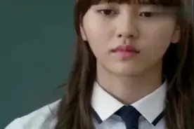 双胞胎姐妹同时出现在班上，同学们都感到不可思议