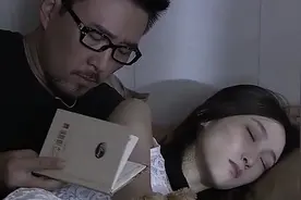 男人趁女孩熟睡，偷偷翻她日记本！视频封面