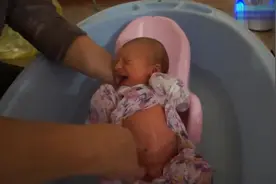 俄罗斯妈妈怎样给新生儿沐浴，裹着毛巾宝宝慢慢的不哭了视频封面