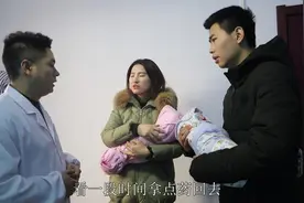 女子捡到一对双胞胎，打开襁褓乐坏了，检查后医生不忍讲出口视频封面