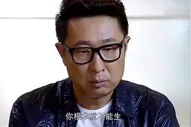 母亲自责没有教育好儿子，一巴掌打在了自己的脸上视频封面