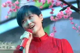 李宇春一袭红裙演唱《千年游》，被惊艳到了视频封面