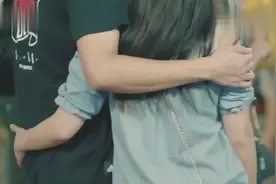 香港地下通道驻唱美女，一首歌唱到了心窝里，声音太干净了