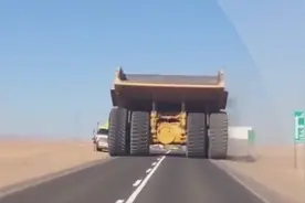 世界上最大的矿车 卡特彼勒，载重400吨，一个轮子5.3吨视频封面