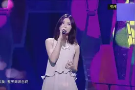 她是深受乐迷欢迎的90后女歌手，唱歌非常好听