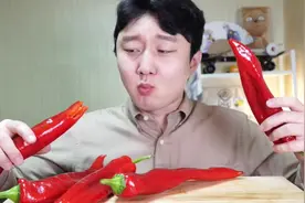 韩国小哥吃大王辣椒，大口大口啃，这也太能吃了，不辣吗视频封面