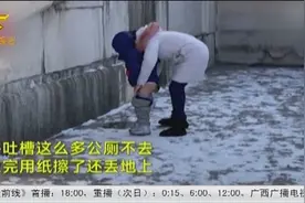 女子带幼儿故宫随地小便，还将用完的纸丢在地上，网友：素质太差视频封面