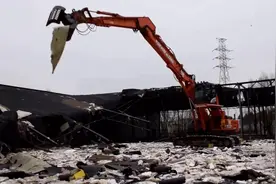 日立可升降驾驶室350挖掘机加长臂型工作视频，一起来高空作业
