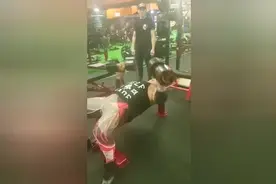 100公斤哑铃卧推，连续22下，动作标准，全下再上！图片