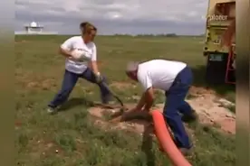 农场里土拨鼠泛滥，农场主用高压气泵直接将土拨鼠从洞里吸出