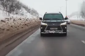 兰德酷路泽VS雷克萨斯570越野，遇到雪地时，才知道什么叫做强悍视频封面