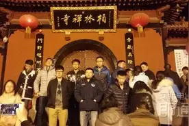 除夕夜游客相聚柏林禅寺 撞钟祈福图片