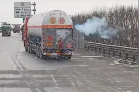 重型卡车罐体压力过高尾部排气，高速路边排放天然气降低罐体压力
