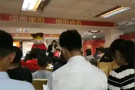 公司给大家开年会，财神爷给新人派发红包个哥打开一看笑咪咪的视频封面