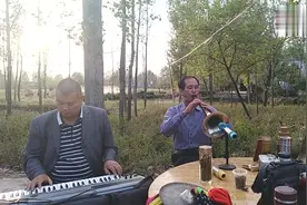 镇平县民间大叔，唢呐吹奏经典的歌曲串烧，吹得非常好听