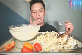 这个帅哥吃饭真是不顾形象，他的正脸很帅，侧颜更帅！超有型视频封面