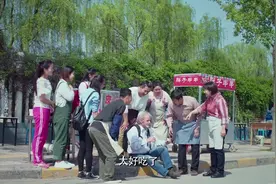 老外来中国旅游晕倒在路边摊，众人纷纷离去，只有买饼夫妻帮助他视频封面