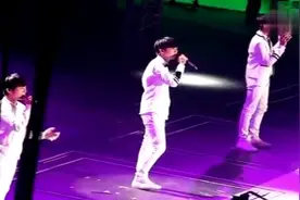 TFBOYS现场表演《剩下的夏天》偶像力十足！视频封面