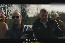 美国警察办事，闲杂人等不准进入，当掏出FBI证件后，自由进出视频封面