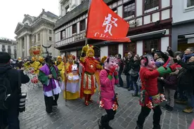 哎哟喂奉贤民俗表演团一不小心出现在欧洲街头 老外直接就“跪”了图片
