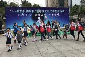 星星的孩子：他喜欢捂住耳朵，活在自己的世界里图片