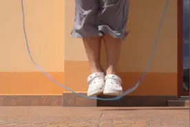 英国女子一分钟与狗跳绳59次 刷新世界纪录(图)图片